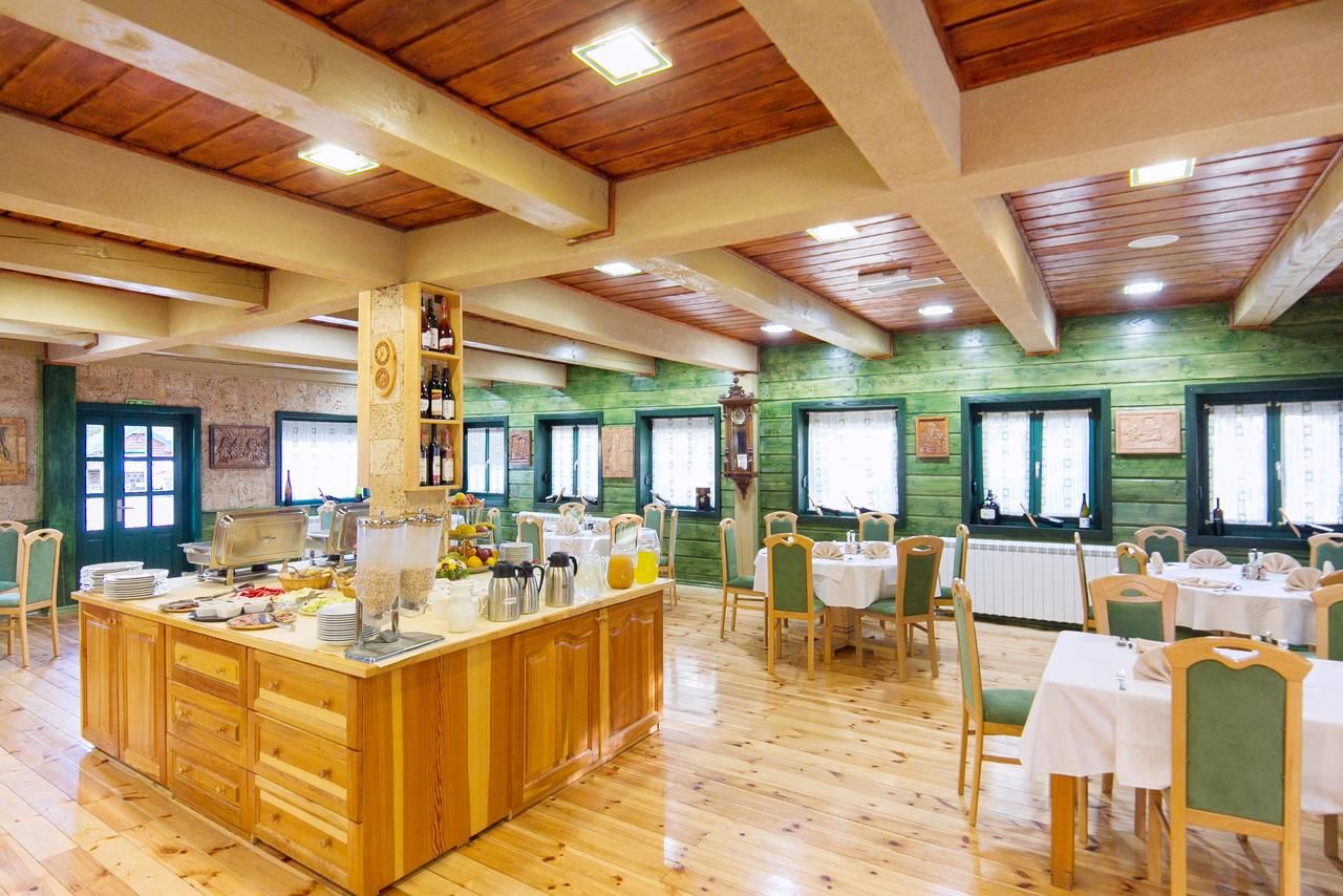 Отель Hotel & Resort Gacka Мойковац